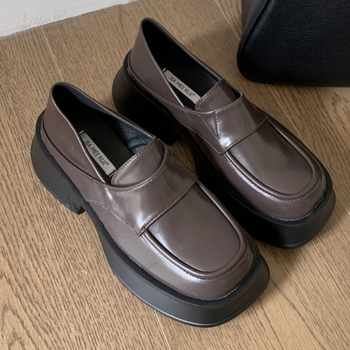 Kozni loaferi u koledž stilu s okruglim vrhom, dvostruki slip-on, gornji dio od kravlje kože, debeli pet, gumeni potplat