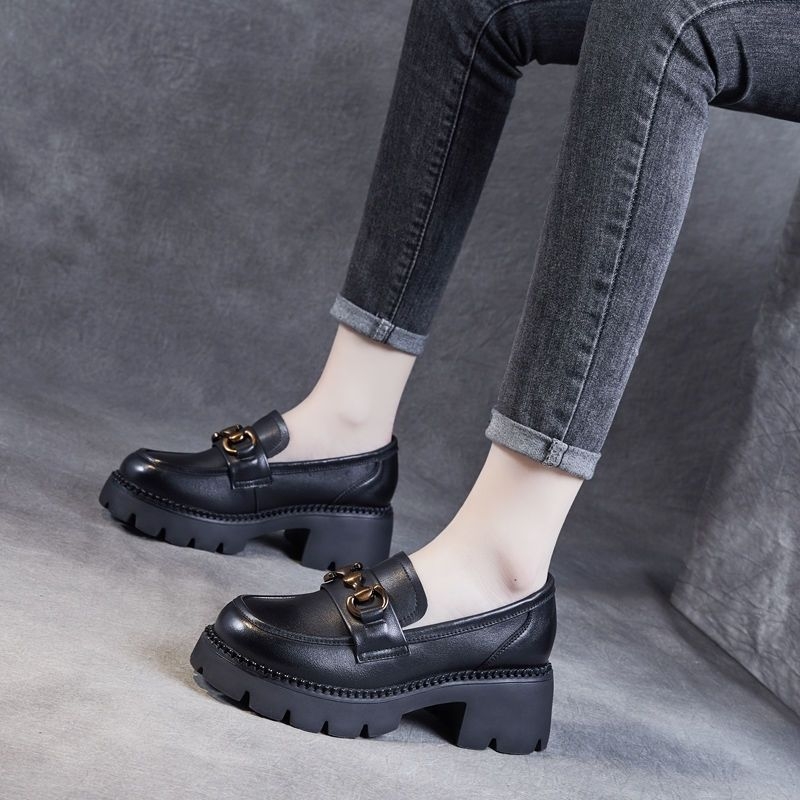 Loafers – PU gornji dio, okrugli vrh, slip-on, debeli pet 3–5 cm, gumena potplata (britanski stil)