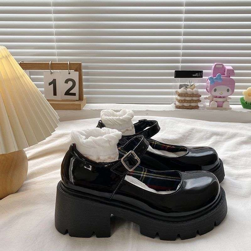 Ženske Mary Jane cipele, japanskog stila, gornji dio od mikrovlaknaste kože, pet nad 8 cm, gumena potplata