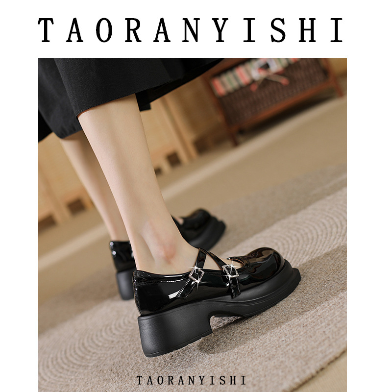 Ženske mokasine - okrugli vrh, gornji dio od mikrovlakna, srednje visina potpetice 3-5 cm, stil fakultetski/Mary Jane, potplat od pjene gume