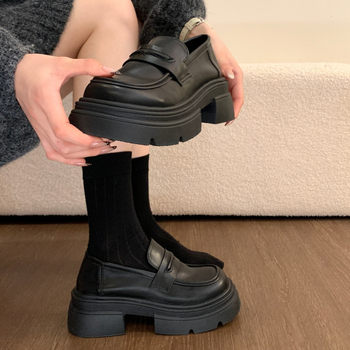 Ženske loaferice s okruglim vrhom, debeli podplat s klinastim potpeticama 3–5 cm, PU gornji dio, gumena podstava, britanski street style za proljeće i jesen.