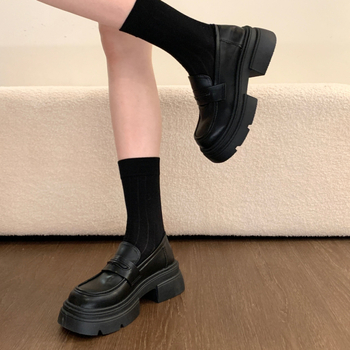 Ženske loaferice s okruglim vrhom, debeli podplat s klinastim potpeticama 3–5 cm, PU gornji dio, gumena podstava, britanski street style za proljeće i jesen.