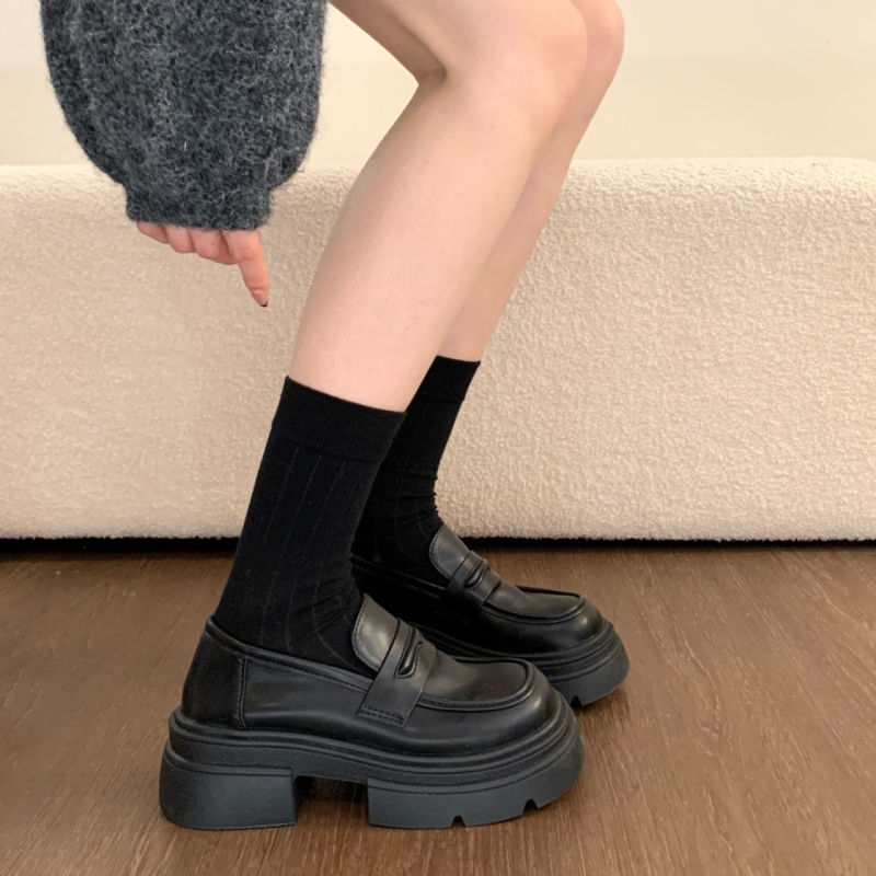 Ženske loaferice s okruglim vrhom, debeli podplat s klinastim potpeticama 3–5 cm, PU gornji dio, gumena podstava, britanski street style za proljeće i jesen.