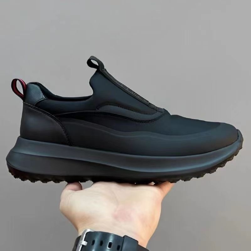 Muške slip-on tenisice, prozračni tekstilni gornji dio, nizak profil, okrugli vrh, plastična potplat, unutrašnjost od tekstila, pogodne za proljeće-ljeto-jesen