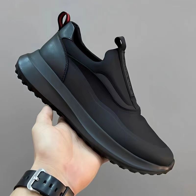 Muške slip-on tenisice, prozračni tekstilni gornji dio, nizak profil, okrugli vrh, plastična potplat, unutrašnjost od tekstila, pogodne za proljeće-ljeto-jesen