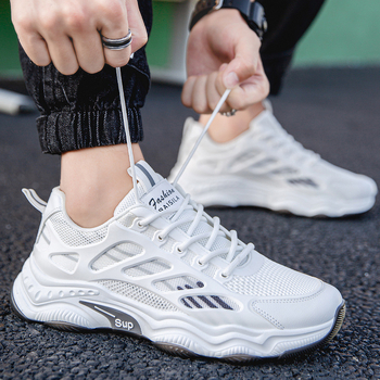 Férfi sportcipő, lélegző műbőr felsőrész, talp TPR, fűzőzárás, alacsony profil, kör alakú orr (Légáteresztő; Felsőrész: műbőr; Sól: TPR; Zárás: fűző; Orr: kör)