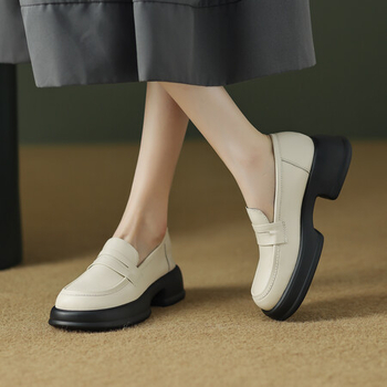 Női vastag talpú loaferek, kollegista brit stílusú slip-on Mary Jane, felső: marha bőr; kör alakú orr; középmagas 3-5 cm; talp: kompozit