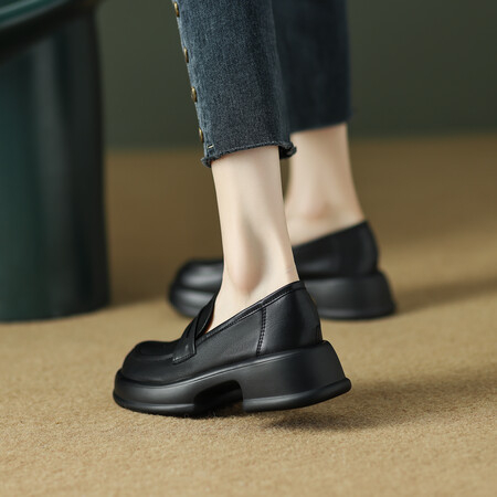 Női vastag talpú loaferek, kollegista brit stílusú slip-on Mary Jane, felső: marha bőr; kör alakú orr; középmagas 3-5 cm; talp: kompozit