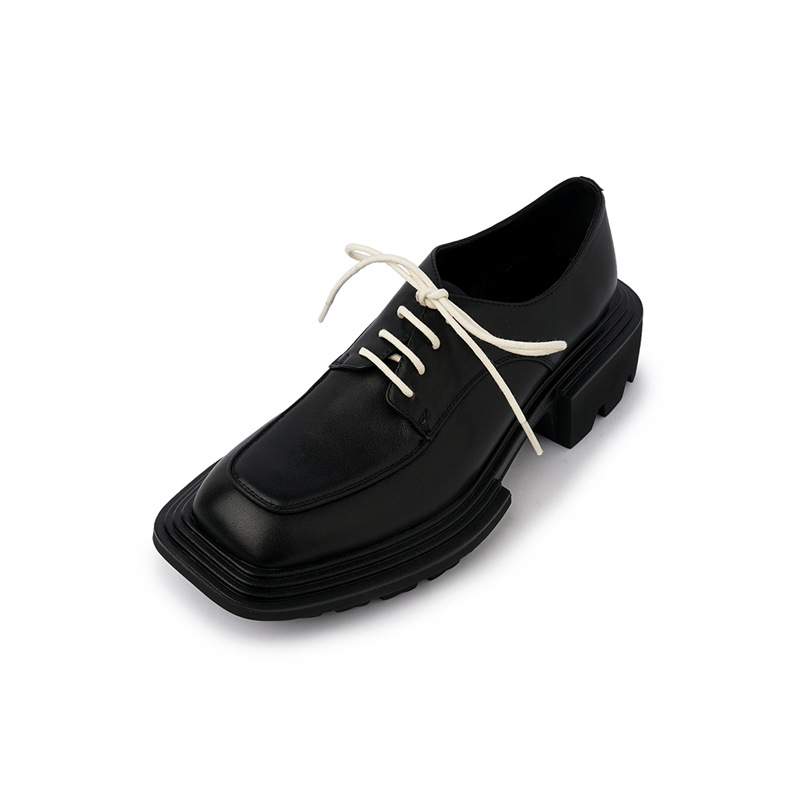 Kvadrát orrú mokaszin, egyetemi stílus, valódi bőr felsőrész, fűzős záródás, középmagas sarok 3–6 cm, gumi talp