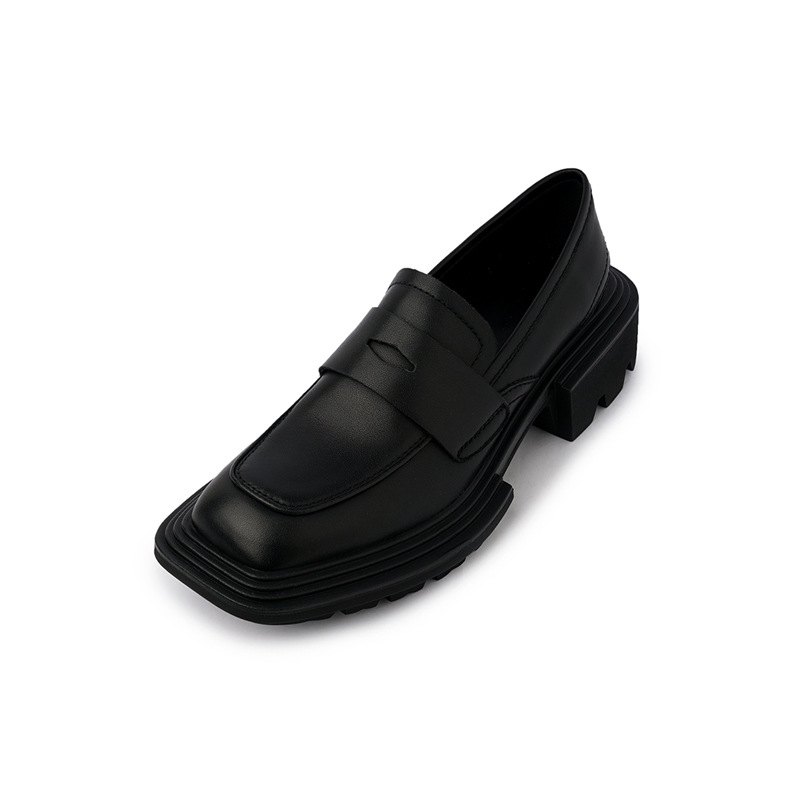 Kvadrát orrú mokaszin, egyetemi stílus, valódi bőr felsőrész, fűzős záródás, középmagas sarok 3–6 cm, gumi talp