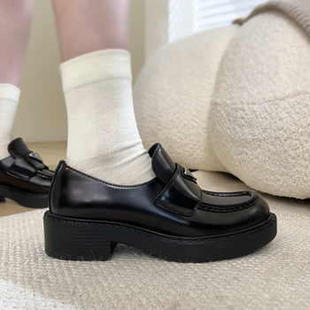 Női bőrből készült loaferek, kerek orrú, felső rész valódi bőrből, gumírozott talp, slip-on, 3–6 cm vastag sarok
