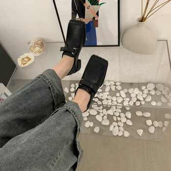 Mary Jane cipő, négyszögletes orrú, felsőrész mikrovlágból, középmagas sarok 3-5 cm, gumírozott talp