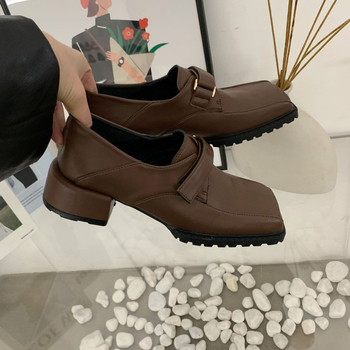 Mary Jane cipő, négyszögletes orrú, felsőrész mikrovlágból, középmagas sarok 3-5 cm, gumírozott talp