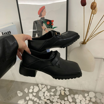 Mary Jane cipő, négyszögletes orrú, felsőrész mikrovlágból, középmagas sarok 3-5 cm, gumírozott talp