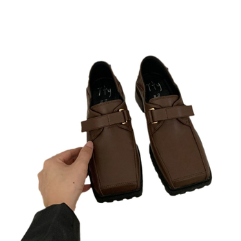 Mary Jane cipő, négyszögletes orrú, felsőrész mikrovlágból, középmagas sarok 3-5 cm, gumírozott talp