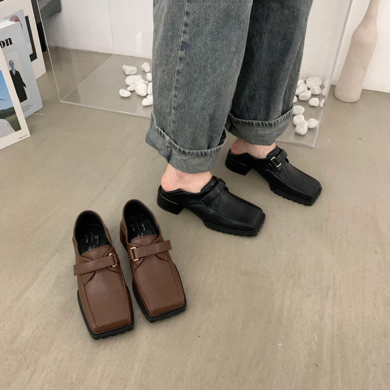 Mary Jane cipő, négyszögletes orrú, felsőrész mikrovlágból, középmagas sarok 3-5 cm, gumírozott talp