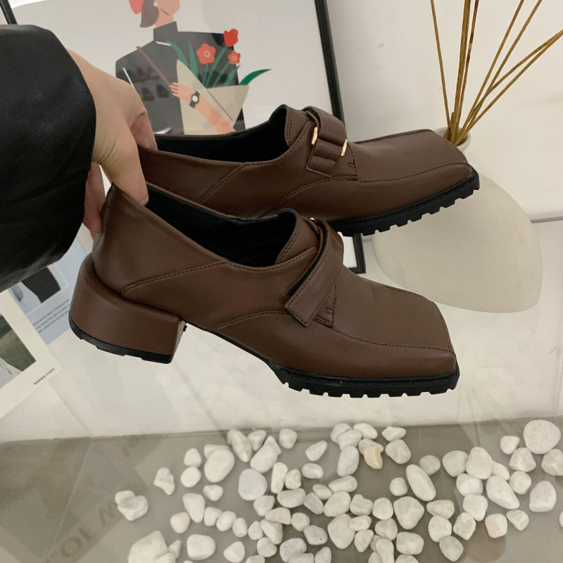 Mary Jane cipő, négyszögletes orrú, felsőrész mikrovlágból, középmagas sarok 3-5 cm, gumírozott talp