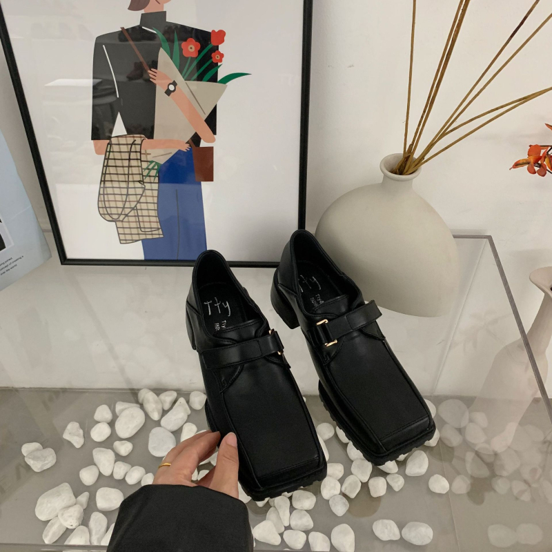 Mary Jane cipő, négyszögletes orrú, felsőrész mikrovlágból, középmagas sarok 3-5 cm, gumírozott talp