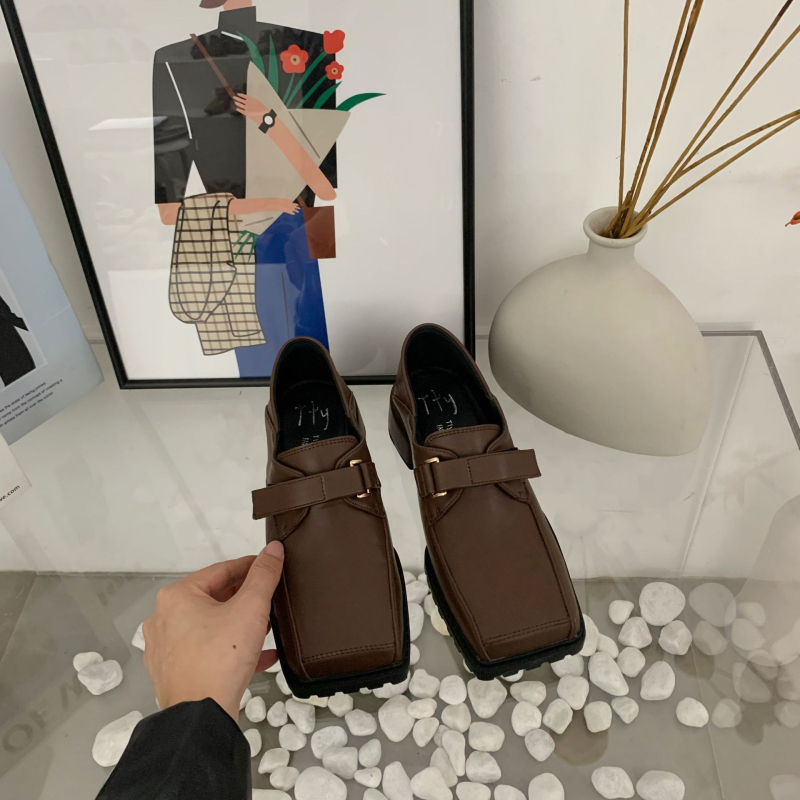 Mary Jane cipő, négyszögletes orrú, felsőrész mikrovlágból, középmagas sarok 3-5 cm, gumírozott talp