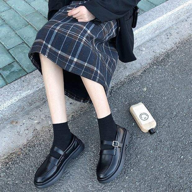 Női brit stílusú loafer PU felsővel, kerek orr, 6-8 cm magas sarkú