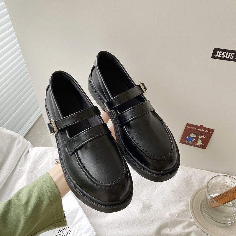Női brit stílusú loafer PU felsővel, kerek orr, 6-8 cm magas sarkú