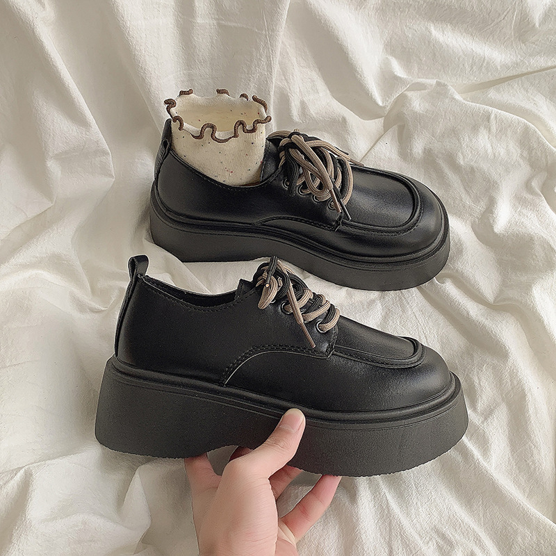 Mindennapi loaferek kerek orrúval, PU felsőrész, gumi talp, középmagas sarok 3–5 cm, PU talpbetét