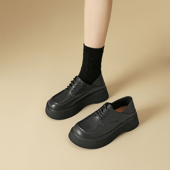 Női loaferek, első osztályú bőr, kerek orr, alacsony felső rész, platformos talp 6–8 cm, gumitalp