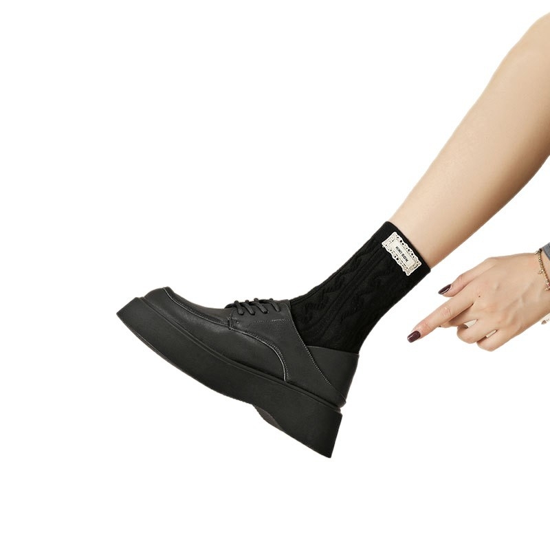 Női loaferek, első osztályú bőr, kerek orr, alacsony felső rész, platformos talp 6–8 cm, gumitalp