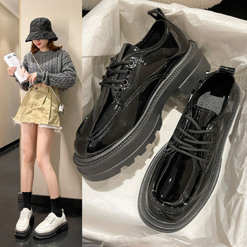 Női bőr loaferok kerek orrú, PU felsőrész, fűzős elöl, gumitalp, 3-5 cm középméretű sarok.