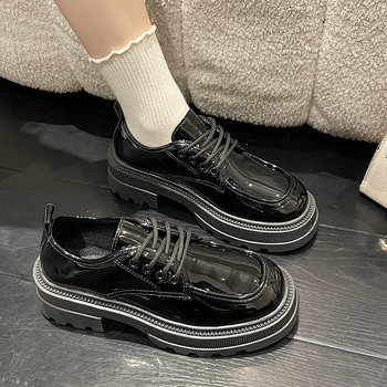 Női bőr loaferok kerek orrú, PU felsőrész, fűzős elöl, gumitalp, 3-5 cm középméretű sarok.