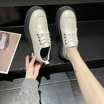 Női bőr loaferok kerek orrú, PU felsőrész, fűzős elöl, gumitalp, 3-5 cm középméretű sarok.