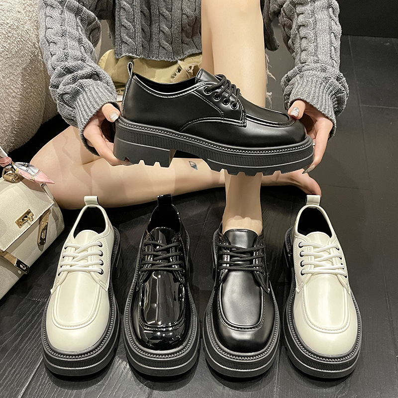 Női bőr loaferok kerek orrú, PU felsőrész, fűzős elöl, gumitalp, 3-5 cm középméretű sarok.