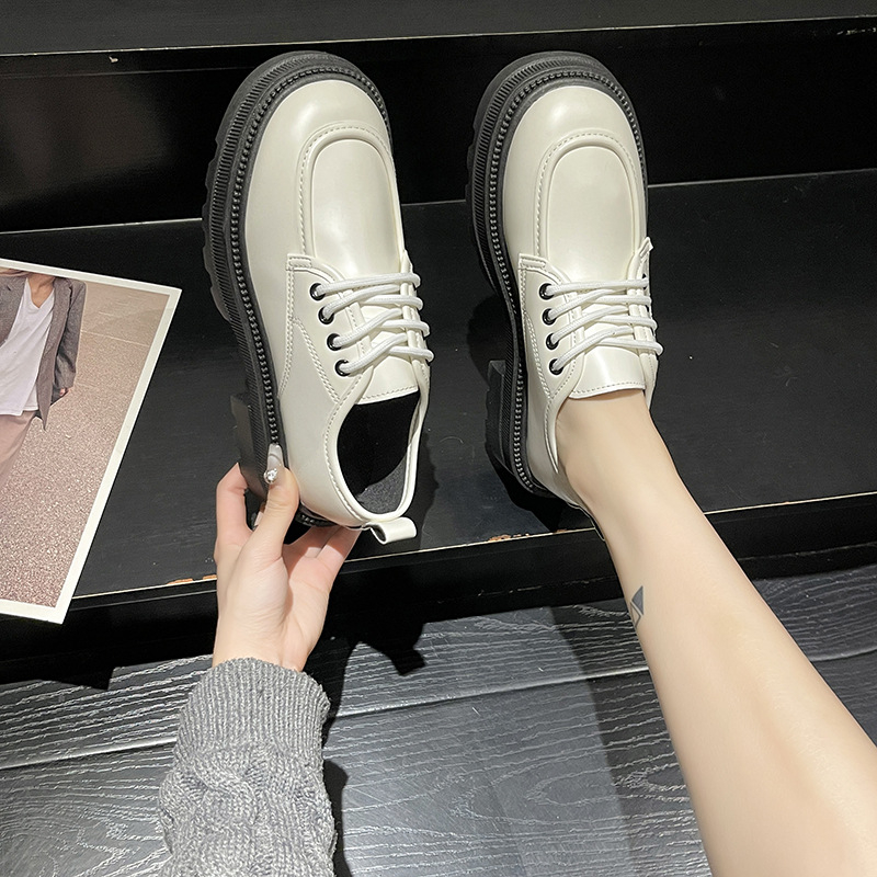 Női bőr loaferok kerek orrú, PU felsőrész, fűzős elöl, gumitalp, 3-5 cm középméretű sarok.