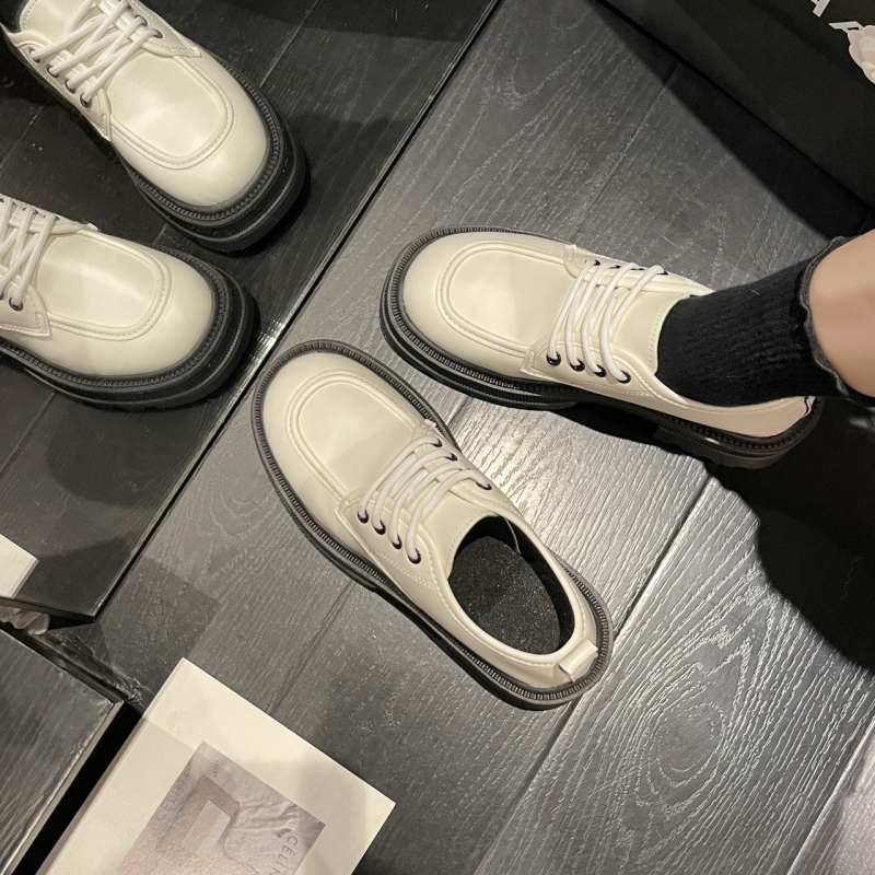 Női bőr loaferok kerek orrú, PU felsőrész, fűzős elöl, gumitalp, 3-5 cm középméretű sarok.