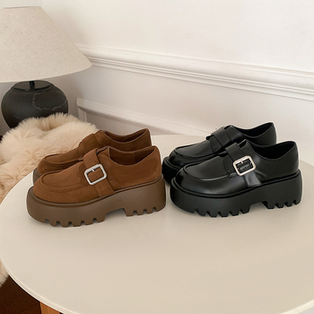 Női mokaszín tehénbőrből – kerek orrú, felsőrész tehénbőrből, 6–8 cm sarok, gumi talp