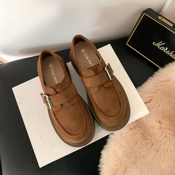 Női mokaszín tehénbőrből – kerek orrú, felsőrész tehénbőrből, 6–8 cm sarok, gumi talp