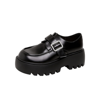 Női mokaszín tehénbőrből – kerek orrú, felsőrész tehénbőrből, 6–8 cm sarok, gumi talp