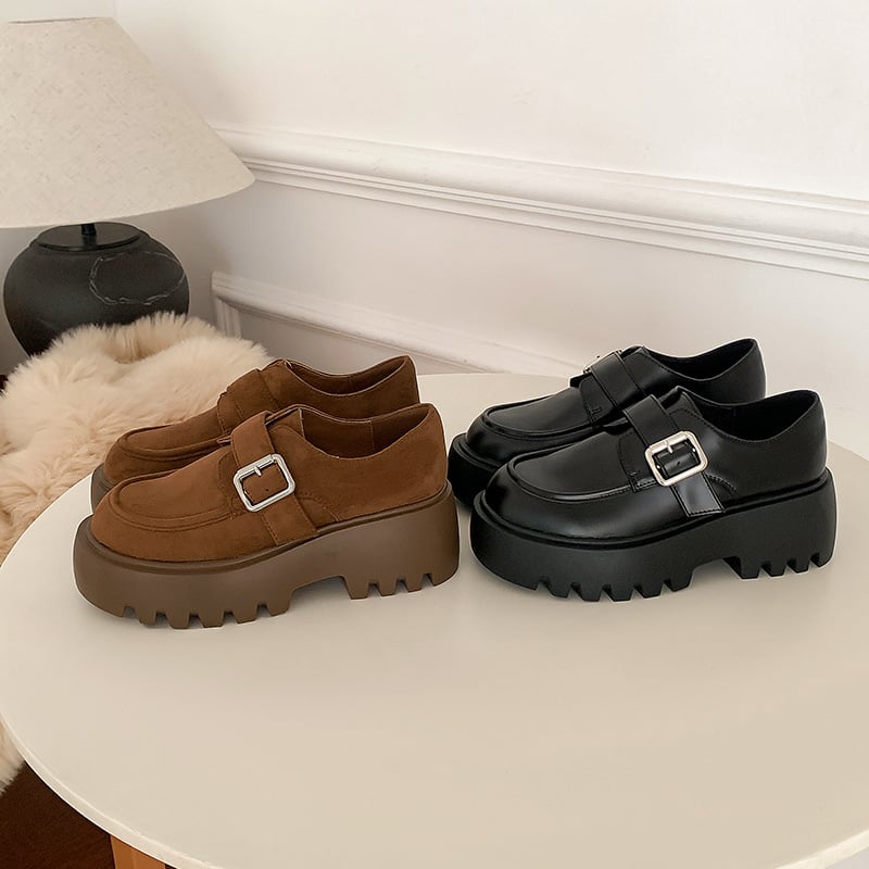 Női mokaszín tehénbőrből – kerek orrú, felsőrész tehénbőrből, 6–8 cm sarok, gumi talp