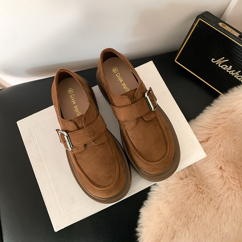 Női mokaszín tehénbőrből – kerek orrú, felsőrész tehénbőrből, 6–8 cm sarok, gumi talp