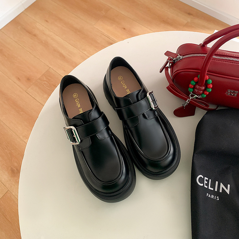 Női mokaszín tehénbőrből – kerek orrú, felsőrész tehénbőrből, 6–8 cm sarok, gumi talp