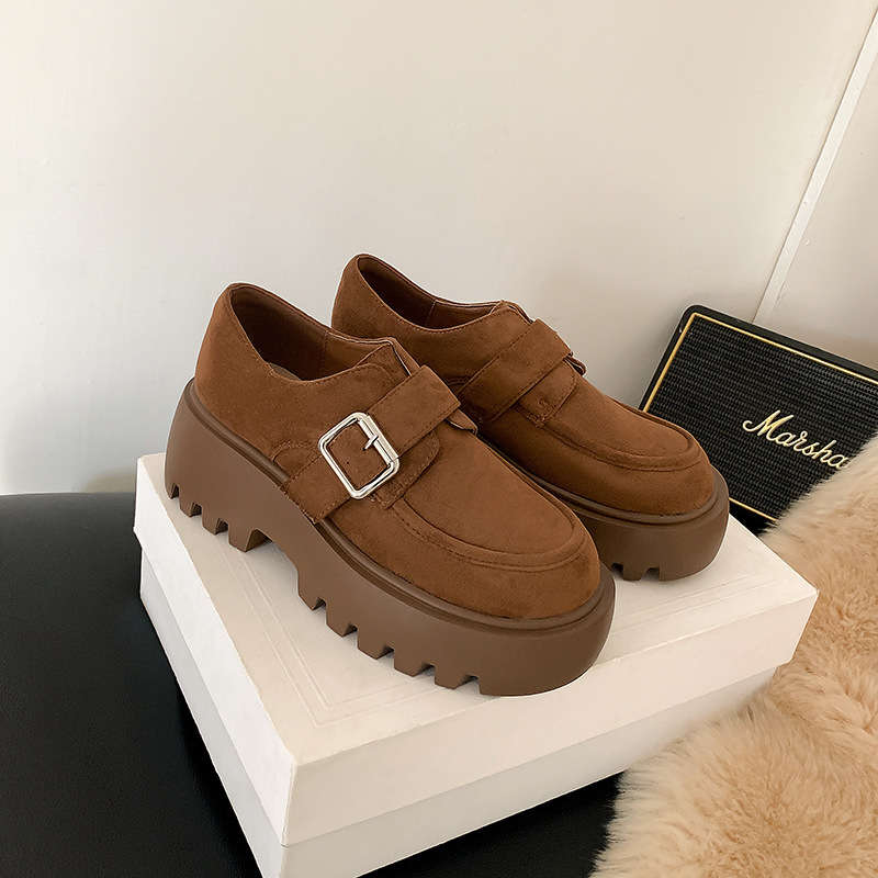 Női mokaszín tehénbőrből – kerek orrú, felsőrész tehénbőrből, 6–8 cm sarok, gumi talp