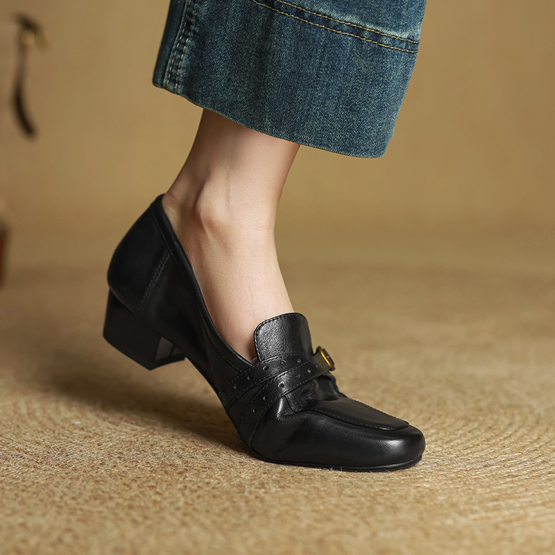 Női Mary Jane cipő, kerek orr, felső rész marha bőréből, középmagas, vastag sarkú 3-6 cm, slip-on dizájn