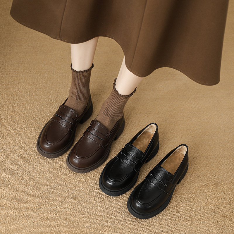 Loafer cipők kerek orrú, középtok (3–5 cm), vastag sarok, felső rész: szuper rost, gumi talp