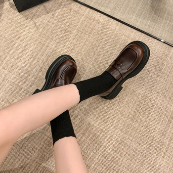 Női vintage loaferek négyszögletes orrú, felső és bélés bőrből, gumitalp, 3–5 cm-es vastag sarok