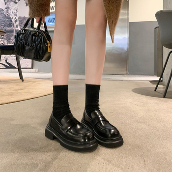 Női vintage loaferek négyszögletes orrú, felső és bélés bőrből, gumitalp, 3–5 cm-es vastag sarok