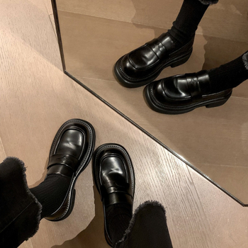 Női vintage loaferek négyszögletes orrú, felső és bélés bőrből, gumitalp, 3–5 cm-es vastag sarok