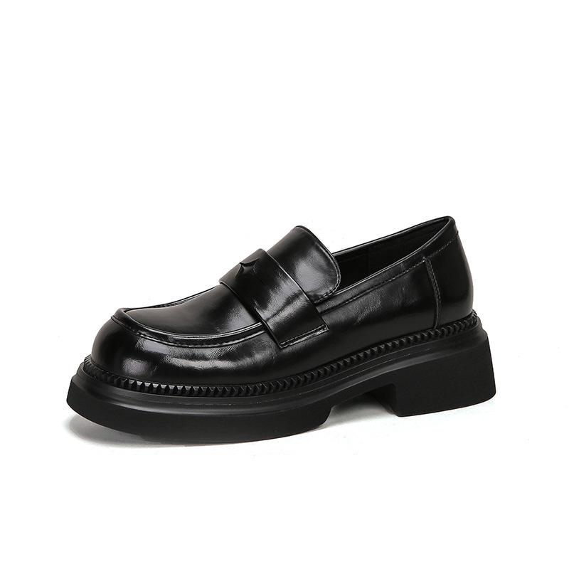 Női vintage loaferek négyszögletes orrú, felső és bélés bőrből, gumitalp, 3–5 cm-es vastag sarok