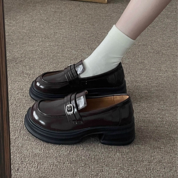 PU felsőrészű lapos cipő, PU belső, gumírozott talp, kerek orr, alacsony sarok 1–3 cm