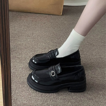 PU felsőrészű lapos cipő, PU belső, gumírozott talp, kerek orr, alacsony sarok 1–3 cm