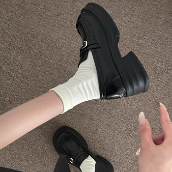 PU felsőrészű lapos cipő, PU belső, gumírozott talp, kerek orr, alacsony sarok 1–3 cm